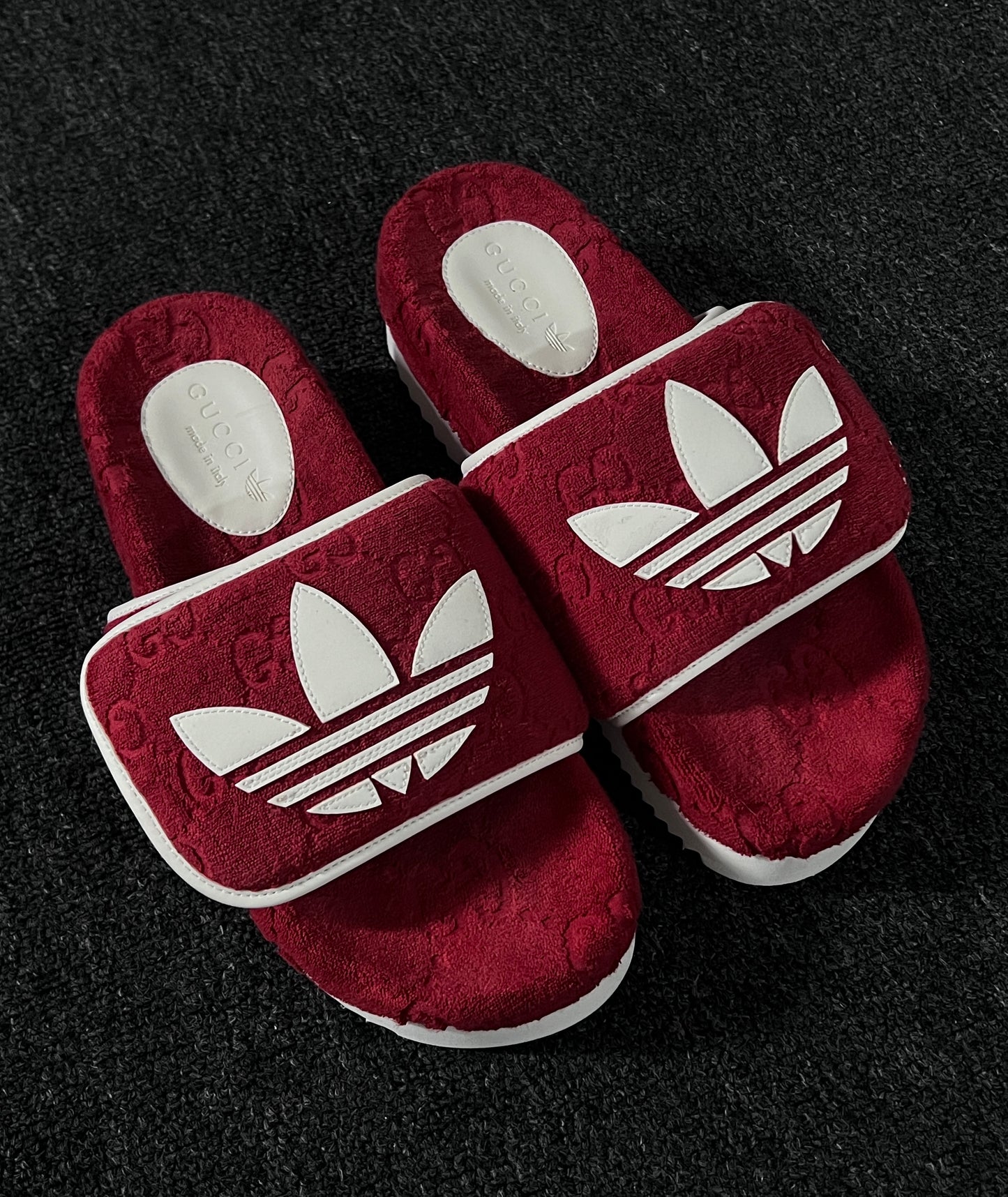 GUCCI X ADIDAS LOGO SANDALS SLIDES