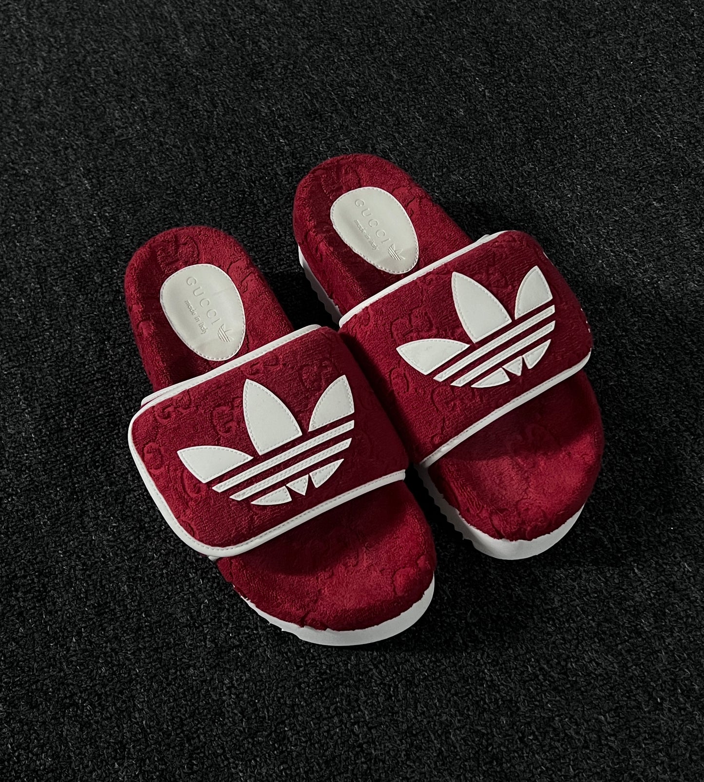 GUCCI X ADIDAS LOGO SANDALS SLIDES