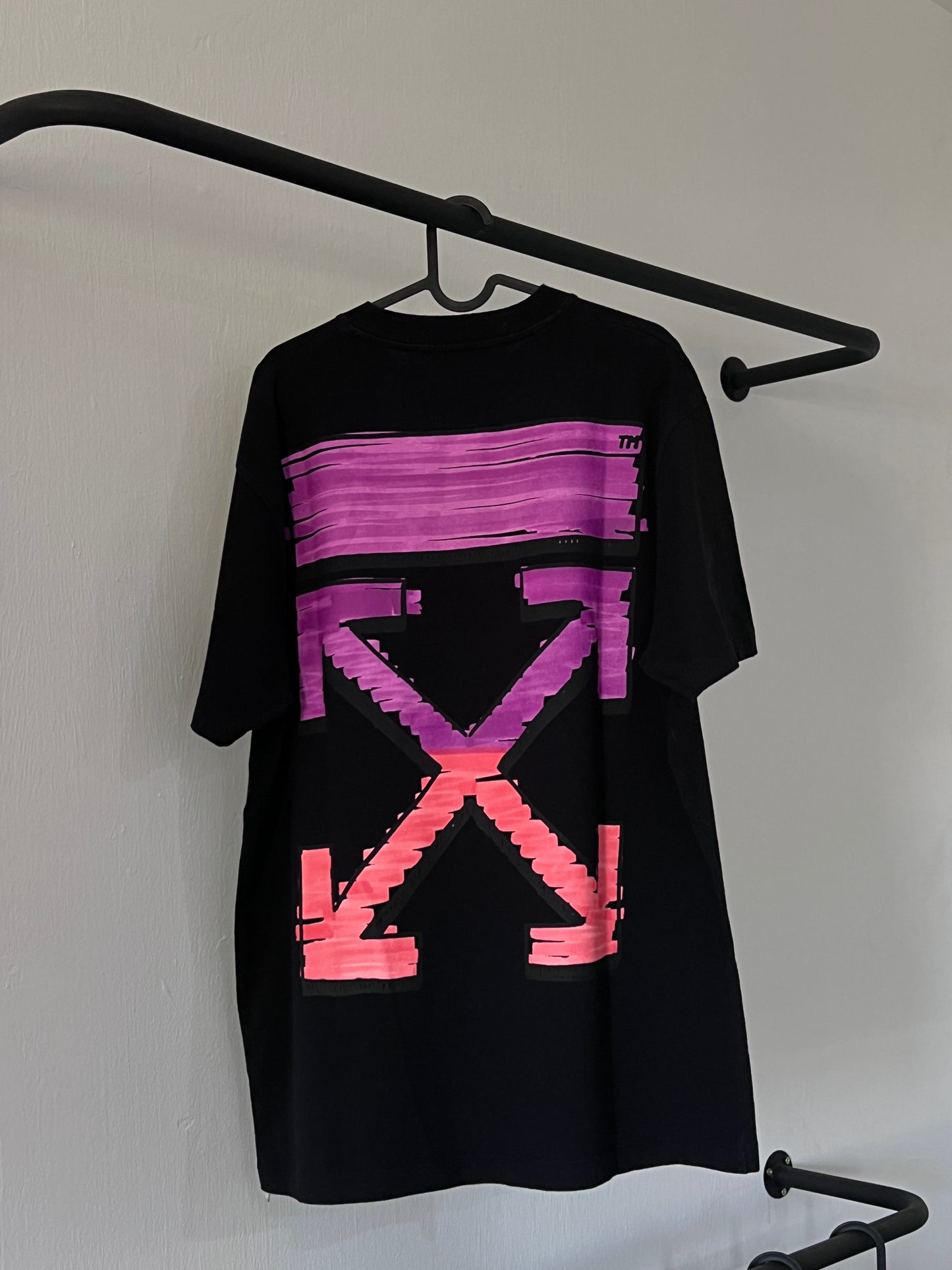 New design off white arrow logo tee